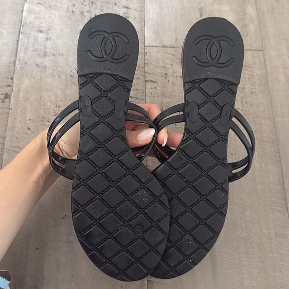 CHANEL - Black Sandals with Cream Floral Accent - Picture 3 of 4